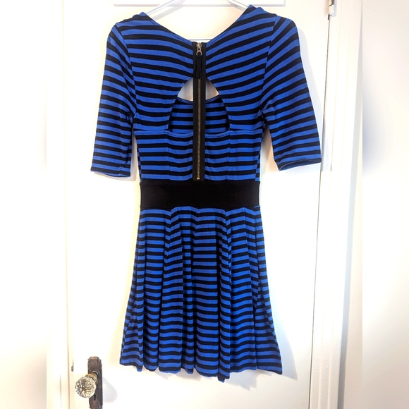 Guess above knee dress with open back - Picture 3 of 4